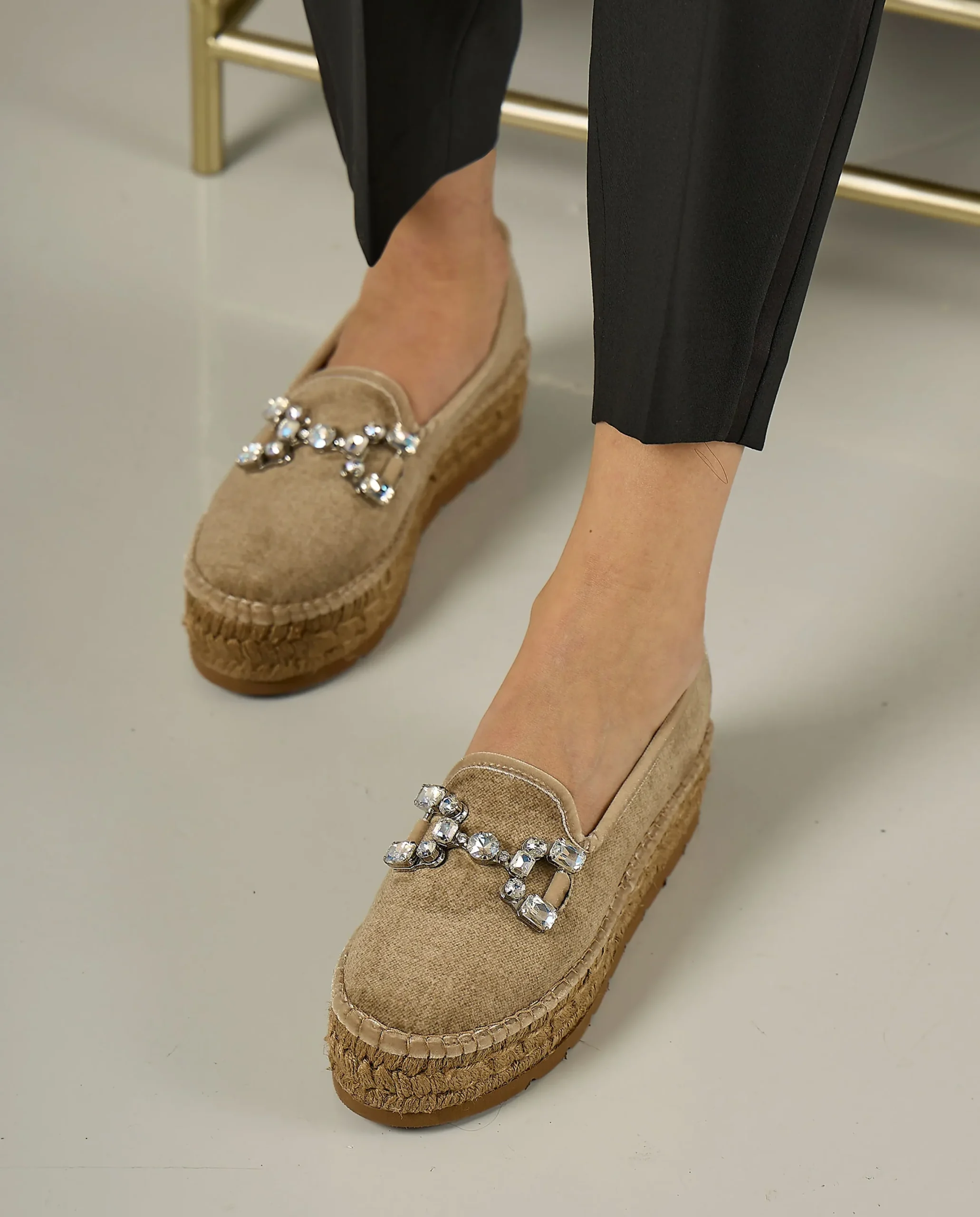 Vidorreta Outlet|Slipper detalle en terciopelo arena Merce Doble